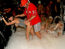 Море пены и секс забавы на вечеринке