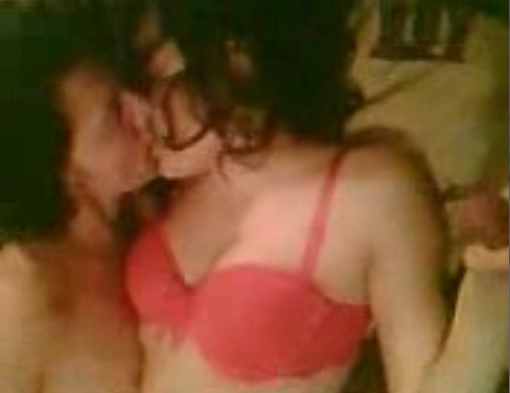 С двумя подружками