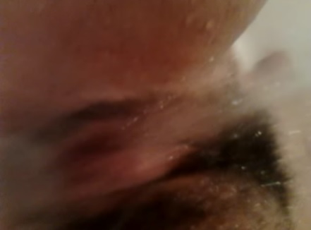 Ласкает киску под струёй воды