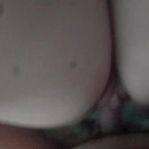 Сочная шлюшка раздвигает ноги